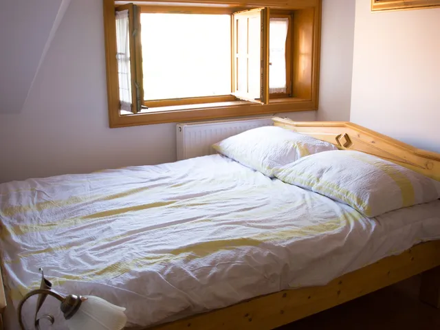Soba s prozorskim nišama i pogledom na okolna brda